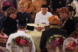 Presiden Joko Widodo (kiri) menikahkan putrinya, Kahiyang Ayu (kanan) dengan Bobby Nasution (kedua kanan) disaksikan Wakil Presiden Jusuf Kalla (kedua kiri) dan Ketua MUI KH Ma'ruf Amin (keempat kanan) saat ijab kabul di Gedung Graha Saba, Sumber, Solo, Jawa Tengah, Rabu (8/11/2017). (ANTARA FOTO/Maulana Surya)