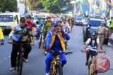 Gubernur Maluku Said Assagaff (tengah) mengikuti sepeda gembira (Fun Bike) di pelataran kantor Dinas Pekerjaan Umum Provinsi Maluku, Ambon, Sabtu (4/11). Sepeda gembira tersebut merupakan salah satu rangkaian acara peringatan Hari Bhakti Pekerjaan Umum (PU) ke-72. ANTARAFOTO/izaac mulyawan/ama/17