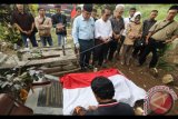 Peziarah memanjatkan doa di makam pahlawan nasional Tan Malaka di lereng gunung Wilis, Desa Selopanggung, Kediri, Jawa Timur, Kamis (9/11). Doa bersama oleh sejumlah elemen masyarakat tersebut dalam rangka memperingati Hari Pahlawan. Antara Foto/Prasetia Fauzani/nym/2017.