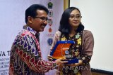 Dosen Fakultas Komunikasi UK Petra Inggrit Indriyani(kanan)memberikan cinderamata kepada Asisten Manager Pemberitaan Antara Biro Jawa Timur Slamet Hadi Purnomo (kiri)saat berkunjung di Graha Antara Jatim Surabaya, Kamis (9/11). Kunjungan tersebut dalam rangka pengenalan Kantor Berita terhadap mahasiswa. Antara jatim/Abdullah Rifai/17