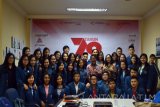 Asisten Manager Pemberitaan Antara Biro jawa Timur Slamet Hadi Purnomo (empat kanan) didampingi Dosen Fakultas Komunikasi UK Petra Inggrit Indriyani(tiga kanan) foto bersama dengan Mahasiswa saat berkunjung di Graha Antara Jatim Surabaya, Kamis (9/11). Kunjungan tersebut dalam rangka pengenalan Kantor Berita terhadap mahasiswa. Antara jatim/Abdullah Rifai/17