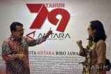 Asisten Manager Pemberitaan Antara Biro jawa Timur Slamet Hadi Purnomo (kiri) berbincang dengan Dosen Fakultas Komunikasi UK Petra Inggrit Indriyani(kanan)seusai acara pengenalan Kantor Berita terhadap mahasiswa UK Petra di Graha Antara Jatim Surabaya, Kamis (9/11). Antara jatim/Abdullah Rifai/17