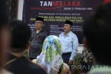 Anggota DPR RI Khatibul Umam Wiranu (kanan) didampingi Guru Besar Ilmu Politik Universitas Indonsia Prof Zulhasril Nasir menyayikan lagu Indonesia Raya sebelum dimulainya dialog kebangsaan bertajuk 'Tan Malaka, Perjalanan Politik Seorang Pahlawan Kemerdekaan Nasional' di kampus STAIN, Kota Kediri, Jawa Timur, Kamis (9/11). Dialog Kebangsaan memperingati Hari Pahlawan tersebut bertujuan mengenang kembali perjuangan Tan Malaka yang harus berakhir di Kediri karena mati tertembak. Antara Jatim/Prasetia Fauzani/mas/17.