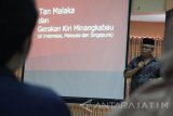 Anggota DPR RI Khatibul Umam Wiranu (kanan) didampingi Guru Besar Ilmu Politik Universitas Indonsia Prof Zulhasril Nasir menyayikan lagu Indonesia Raya sebelum dimulainya dialog kebangsaan bertajuk 'Tan Malaka, Perjalanan Politik Seorang Pahlawan Kemerdekaan Nasional' di kampus STAIN, Kota Kediri, Jawa Timur, Kamis (9/11). Dialog Kebangsaan memperingati Hari Pahlawan tersebut bertujuan mengenang kembali perjuangan Tan Malaka yang harus berakhir di Kediri karena mati tertembak. Antara Jatim/Prasetia Fauzani/mas/17.