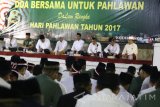 Sejumlah pelajar memanjatkan doa saat kegiatan bertajuk 'Doa Bersama Untuk Pahlawan' di Taman Makam Pahlawan, Kota Kediri, Jawa Timur, Kamis (9/11) malam. Kegiatan yang dihadiri oleh ratusan pelajar, anggota TNI, dan tokoh masyarakat tersebut guna memperingati Hari Pahlawan. Antara Jatim/Prasetia Fauzani/mas/17.