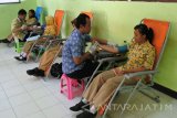 Sejumlah siswa mengikuti kegiatan donor darah menyambut Hari Pahlawan di SMKN 8 Jember, Jawa Timur, Kamis (9/11). Kegiatan tersebut dalam rangka menyambut hari pahlawan dengan mendonorkan darah untuk membantu sesama. Antara Jatim/Seno/uma/17.