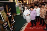 Wakil Presiden Jusuf Kalla (kedua kiri) didampingi Menteri Agama Lukman Hakim Saifuddin (kanan), Gubernur Bank Indonesia Agus Martowardojo (kedua kanan) mengamati pameran disela-sela pembukaan 'The 4th Indonesia Sharia Economic Festival' (ISEF) 2017 atau Festival Ekonomi Syariah Indonesia 2017 di Surabaya, Jawa Timur, Kamis (9/11). Festival Ekonomi Syariah Indonesia 2017 mengusung tema 'Fostering Inclusive Economic Growth and Improving Resiliency through Closer Collaboration and Coordination' (Mendorong Pertumbuhan Ekonomi Inklusif dan Meningkatkan Daya Tahan melalui Kolaborasi dan Koordinasi yang Lebih Erat). Antara Jatim/M Risyal Hidayat/mas/17.