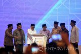 Wakil Presiden Jusuf Kalla (keempat kanan) didampingi Menteri Agama Lukman Hakim Saifuddin (ketiga kanan), Gubernur Bank Indonesia Agus Martowardojo (ketiga kiri), Menteri Perencanaan Pembangunan Nasional/Kepala Bappenas Bambang Brojonegoro (kedua kiri), Gubernur Jawa Timur Soekarwo (kiri), Ketua Dewan Komisioner Otoritas Jasa Keuangan (OJK) Wimboh Santoso (kedua kanan) dan Komisioner LPS Halim Alamsyah (kanan) menekan tombol bersama disela-sela pembukaan 'The 4th Indonesia Sharia Economic Festival' (ISEF) 2017 atau Festival Ekonomi Syariah Indonesia 2017 di Surabaya, Jawa Timur, Kamis (9/11). Festival Ekonomi Syariah Indonesia 2017 mengusung tema 'Fostering Inclusive Economic Growth and Improving Resiliency through Closer Collaboration and Coordination' (Mendorong Pertumbuhan Ekonomi Inklusif dan Meningkatkan Daya Tahan melalui Kolaborasi dan Koordinasi yang Lebih Erat). Antara Jatim/M Risyal Hidayat/mas/17.