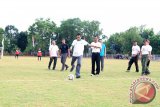Bupati Tanah Laut H. Bambang Alamsyah membuka secara resmi Kompetisi Sepakbola Bupati Tala Cup U-23, di Stadion Pertasi Kencana Pelaihari, Rabu (8/11). Foto:Antaranews Kalsel/Arianto/G.