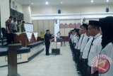 Ketua KPU Tabalong Agus Musdianoor melantik 60 anggota Panitia Pemilihan Kecamatan (PPK) di Gedung Sarabakawa Tanjung, Kamis. Pelantikan anggota PPK ini juga dihadiri Bupati Tabalong Anang Syakhfiani, Kapolres AKBP Hardiono dan Ketua Dewan Darwin Awi. Foto:Antaranews Kalsel/Herlina Lasmianti/G.