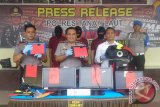 Polres Tanah Laut tangkap komplotan pencuri komputer dan barang elektronik milik empat sekolah di Kota Pelaihari, Rabu (8/11). Foto:Antaranews Kalsel/Arianto/G. 