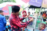 Bupati Tanah Laut H. Bambang Alamsyah meluncurkan Gerakan Cangkal Beusaha dengan ditandai penempelan stiker dan bantuan payung sebanyak 400 buah kepada UMKM, Kamis (9/11). Foto:Antaranews Kalsel/Arianto/G.