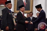 Presiden Joko Widodo (kanan) menyerahkan tanda jasa kepada ahli waris Almarhum Lafran Pane (kedua kiri) saat penganugerahan gelar pahlawan di Istana Negara, Jakarta, Kamis (9/11/2017). Presiden menganugerahkan gelar pahlawan kepada empat tokoh yaitu Almarhum TGKH Muhammad Zainuddin Abdul Madjid dari Provinsi Nusa Tenggara Barat, Almarhumah Laksamana Malahayati dari Provinsi Aceh, Almarhum Sultan Mahmud Riayat Syah dari Provinsi Kepulauan Riau dan Almarhum Lafran Pane dari Provinsi DI Yogyakarta. (ANTARA FOTO/Puspa Perwitasari)