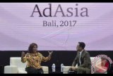 Menteri Kelautan dan Perikanan Susi Pudjiastuti (kiri) disaksikan moderator Ade Mulya menyampaikan materi saat menjadi pembicara dalam kegiatan AdAsia 2017 di Nusa Dua, Bali, Kamis (9/11). Konferensi periklanan yang diselenggarakan Asian Federations of Advertising Association (AFAA) tersebut membahas berbagai isu mengenai perkembangan industri pemasaran dan periklanan di wilayah Asia Pasifik. ANTARA FOTO/Fikri Yusuf/wdy/2017