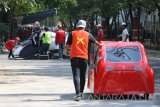 Peserta menyiapkan mobilnya saat Kontes Mobil Hemat Energi (KMHE) 2017 di Surabaya, Jawa Timur, Rabu (8/11). Ajang adu kreativitas mahasiswa Indonesia dalam inovasi mobil hemat energi yang digelar Kemenristekdikti melalui Institut Teknologi Sepuluh Nopember (ITS) Surabaya itu diikuti 77 tim peserta dari 43 perguruan tinggi se Indonesia. Antara Jatim/Didik Suhartono/mas/17.