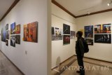 Pengunjung mengamati foto yang dipajang di pameran foto bertajuk 'Unpublished' di Wisma Art Gallery, Surabaya, Jawa Timur, Rabu (8/11). Sebanyak 90 foto jurnalistik yang belum pernah diterbitkan di koran harian Kompas hasil jepretan pewarta foto koran itu dipamerkan sampai 12 Nopember 2017. Antara Jatim/Didik Suhartono/mas/17.