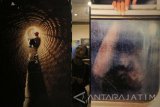 Pengunjung mengamati foto yang dipajang di pameran foto bertajuk 'Unpublished' di Wisma Art Gallery, Surabaya, Jawa Timur, Rabu (8/11). Sebanyak 90 foto jurnalistik yang belum pernah diterbitkan di koran harian Kompas hasil jepretan pewarta foto koran itu dipamerkan sampai 12 Nopember 2017. Antara Jatim/Didik Suhartono/mas/17.