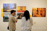 Pengunjung mengamati foto yang dipajang di pameran foto bertajuk 'Unpublished' di Wisma Art Gallery, Surabaya, Jawa Timur, Rabu (8/11). Sebanyak 90 foto jurnalistik yang belum pernah diterbitkan di koran harian Kompas hasil jepretan pewarta foto koran itu dipamerkan sampai 12 Nopember 2017. Antara Jatim/Didik Suhartono/mas/17.