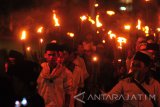 Santri membawa obor dari Pendopo Kabupaten Pamekasan menuju Monumen Arek Lancur, Pamekasan,  Jawa Timur, Kamis (9/11) malam. Pawai obor yang diikuti ratusan santri tersebut guna menyambut Hari Pahlawan. Antara Jatim/Saiful Bahri/mas/17.