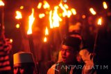 Santri membawa obor dari Pendopo Kabupaten Pamekasan menuju Monumen Arek Lancur, Pamekasan,  Jawa Timur, Kamis (9/11) malam. Pawai obor yang diikuti ratusan santri tersebut guna menyambut Hari Pahlawan. Antara Jatim/Saiful Bahri/mas/17.