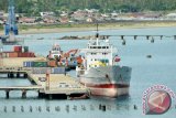 Kapal kargo melakukan aktivitas bongkar muat di pelabuhan peti kemas Malahayati, Krueng Raya, Kabupaten Aceh Besar, Aceh, Kamis (9/11). Pelabuhan Malahayati yang masuk dalam zona tol laut Indonesia itu, berasal dari nama pahlawan wanita Aceh, Laksamana Malahayati yang baru saja ditetapkan sebagai pahlawan nasional oleh Presiden Joko Widodo melalui Kepres Nomor 115/TK/Tahun 2017. (ANTARA FOTO/Ampelsa/aww/17)