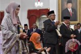 Ahli waris empat tokoh nasional memanjatkan doa usai penganugerahan gelar pahlawan nasional oleh Presiden Joko Widodo di Istana Negara, Jakarta, Kamis (9/11). Presiden menganugerahkan gelar pahlawan nasional kepada empat tokoh yaitu Almarhum TGKH Muhammad Zainuddin Abdul Madjid dari Provinsi Nusa Tenggara Barat, Almarhumah Laksamana Malahayati dari Provinsi Aceh, Almarhum Sultan Mahmud Riayat Syah dari Provinsi Kepulauan Riau dan Almarhum Lafran Pane dari Provinsi DI Yogyakarta. ANTARA FOTO/Puspa Perwitasari/wdy/17