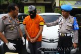 Polisi menunjukkan tersangka kasus penggelapan mobil rental di Polresta Malang, Jawa Timur, Kamis (9/11). Dari tangan tersangka, polisi menyita barang bukti berupa tujuh unit mobil rental dan satu buah sertifikat tanah yang digadaikan senilai ratusan juta rupiah. Antara Jatim/Ari Bowo Sucipto/uma/17.