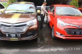 Polisi menunjukkan sejumlah barang bukti tersangka dari hasil penggelapan mobil rental di Polresta Malang, Jawa Timur, Kamis (9/11). Dari tangan tersangka, polisi menyita barang bukti berupa tujuh unit mobil rental dan satu buah sertifikat tanah yang digadaikan senilai ratusan juta rupiah. Antara Jatim/Ari Bowo Sucipto/uma/17.