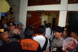 Polisi berjaga-jaga di depan ruang kerja Wakil Ketua DPRD Bali, Jro Komang Gede Swastika di Denpasar, Kamis (9/10). Polisi mencari sejumlah barang bukti untuk melengkapi berkas perkara pemeriksaan Jro Komang Gede Swatika yang sampai saat ini masih menjadi buron kasus narkoba pascamelarikan diri saat penggerebekan di kediamannya pada Jumat (3/11). ANTARA FOTO/Wira Suryantala/wdy/17.