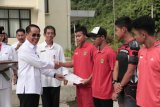 Sekretaris Provinsi Kalimantan Timur Rusmadi menyerahkan piagam penghargaan kepada puluhan siswa-siswa Sekolah Khusus Olahragawan Internasional (SKOI) Kaltim yang meraih prestasi di sejumlah kejuaraan, Rabu (8/11/2017). (ANTARA Kaltim/HO/Humasprov Kaltim)