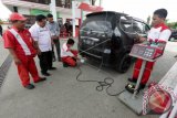 Tim khusus PT Pertamina (persero) dan PT Dunia Barusa melakukan uji emisi gas buang kendaraan bermotor di SPBU Aneuk Galong, Aceh Besar, Aceh, Kamis (9/11). Uji emisi dilakukan untuk mengurangi gas buang kendaraan bermotor yang saat ini masih berkisar 70 persen lebih menjadi penyumbang pencemaran lingkungan hidup terutama di kota-kota besar. (ANTARA FOTO/Irwansyah Putra/aww/17)