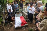 Peziarah memanjatkan doa di makam pahlawan nasional Tan Malaka di lereng gunung Wilis, Desa Selopanggung, Kediri, Jawa Timur, Kamis (9/11). Doa bersama oleh sejumlah elemen masyarakat tersebut dalam rangka memperingati Hari Pahlawan. Antara Jatim/Prasetia Fauzani/mas/17.