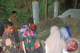 Sejumlah warga berziarah ke makam Pahlawan Nasional Teuku Umar di Desa Mugo Rayeuk, Kecamatan Panton Ree, Aceh Barat, Aceh, Rabu (8/11). Teuku Umar merupakan salah satu pahlawan Kemerdekaan Indonesia yang gigih berjuang melawan pasukan Belanda dengan cara berpura-pura bekerjasama dengan Belanda pada 1854 sampai 1899. (ANTARA FOTO/Syifa Yulinnas/ama/17)