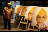 Seorang veteran melihat pameran wajah-wajah veteran di Jakarta, Jumat (10/11). Selain untuk memperingati hari pahlawan, pameran tersebut juga bertujuan untuk mengenang kembali jasa para pahlawan di Indonesia. Antara Foto/Rivan Awal Lingga/nym/2017.