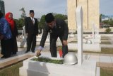 Sekretaris Provinsi Kalimantan Timur Rusmadi melakukan tabur bunga di Taman Makam Pahlawan Kesuma Bangsa Samarinda, Jumat (10/11/2017), dalam rangka peringatan Hari Pahlawan. Upacara peringatan Hari Pahlawan diikuti jajaran pejabat Pemprov Kaltim, TNI, Polri, veteran, dan tokoh masyarakat.