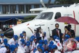 Presiden Joko Widodo (kedua kanan) bersama Ibu Negara Iriana Joko Widodo (kanan) berbincang dengan Memes, Pelantun tembang Pesawatku usai Pemberian Nama Pesawat N219 di Base Ops, Lanud Halim Perdanakusuma, Jakarta, Jumat (10/11). Presiden memberikan nama Nurtanio kepada purwarupa pesawat N219 yang merupakan karya anak bangsa hasil kerjasama PTDI dan LAPAN. ANTARA FOTO/Rosa Panggabean/wdy/2017.