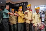 Sejumlah veteran mengikuti kegiatan nonton bareng (nobar) di Pekalongan, Jawa Tengah, Jumat (10/11). Bertepatan dengan Hari Pahlawan 10 November, Kodim 0710 Pekalongan mengajak nonton bersama film 'Merah Putih Memanggil' di bioskop dengan 45 veteran yang bertujuan untuk menghibur veteran dan menjaga silaturahmi antar veteran dengan generasi penerus. ANTARA FOTO/Harviyan Perdana Putra/wdy/2017.