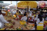 Umat Hindu menata sesajen saat persembahyangan Hari Raya Kuningan di Pura Sakenan, Denpasar, Bali, Sabtu (11/11). Hari Raya Kuningan merupakan rangkaian dari Hari Raya Galungan yang dilaksanakan dengan melakukan persembahyangan bersama di setiap pura di Pulau Dewata. ANTARA FOTO/Wira Suryantala/wdy2017