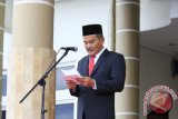 Wakil Wali Kota Pangkalpinang, Muhammad Sopian saat membaca amanat Menteri Sosial pada upacara memperingati Hari Pahlawan ke-72 di Halaman Kantor Wali Kota Pangkalpinang, Jumat (10/11/2017). (antarababel.com/Try Mustika Hardi)