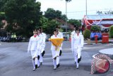 Pasukan pengibar bendera pada upacara memperingati Hari Pahlawan ke-72 di Halaman Kantor Wali Kota Pangkalpinang, Jumat (10/11/2017). (antarababel.com/Try Mustika Hardi)