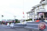 Pasukan pengibar bendera saat mengibarkan Bendera Merah Putih pada upacara memperingati Hari Pahlawan ke-72 di Halaman Kantor Wali Kota Pangkalpinang, Jumat (10/11/2017). (antarababel.com/Try Mustika Hardi)