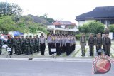 Para peserta upacara dari unsur Pemerintahan, Polri dan TNI saat mengikuti upacara memperingati Hari Pahlawan ke-72 di Halaman Kantor Wali Kota Pangkalpinang, Jumat (10/11/2017). (antarababel.com/Try Mustika Hardi)