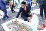 Wakil Wali Kota Pangkalpinang, Muhammad Sopian saat menabur bunga di salah satu makam pahlawan di Taman Makam Pahlawan Pawitralaya, Pangkalpinang, Jumat (10/11/2017). (antarababel.com/Try Mustika Hardi)