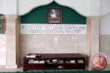 Foto Pahlawan Nasional DR KH Idham Chalid terpampang di komplek makam yang akan dijadikan sebagai lokasi wisata religi sekaligus sejarah di Cisarua, Puncak, Kabupaten Bogor, Provinsi Jawa Barat. (ANTARA FOTO/M.Tohamaksun).
