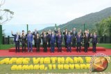 Presiden RI Joko Widodo (kelima kanan depan) saat berfoto bersama pemimpin negara APEC saat melakukan pertemuan Pimpinan Negara Ekonomi APEC tahun 2017 di Da Nang, Vietnam. (ANTARA FOTO/POOL/YU/nz).