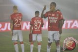 Pesepak bola Bali United Sylvano Comvalius (kanan) memotret para pendukung timnya seusai pertandingan melawan kesebelasan Persegres dalam laga terakhir Sepak Bola Liga 1 di Stadion I Wayan Dipta, Gianyar, Bali, Minggu (12/11). Bali United menang atas Persegres dengan skor 3-0 pada laga terakhir Liga 1 Indonesia 2017.  Antara Bali/Nyoman Budhiana/nym/2017