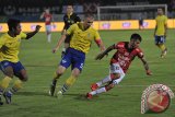 Pesepak bola Bali United Stefano Lilipaly (kanan) berebut bola dengan pesepak bola Persegres Sasa Zecevic dalam laga terakhir Sepak Bola Liga 1 di Stadion I Wayan Dipta, Gianyar, Bali, Minggu (12/11). Bali United menang atas Persegres dengan skor 3-0 pada laga terakhir Liga 1 Indonesia 2017.  Antara Bali/Nyoman Budhiana/nym/2017