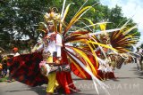 Peserta mengenakan kostum bertema burung merak dalam Karnaval Busana Etnik di Gondanglegi, Malang, Jawa Timur, Sabtu (11/11). Karnaval budana tahunan yang diikuti ribuan peserta tersebut diadakan untuk memberi wadah bagi para desainer muda untuk berkompetisi dan berkreasi menciptakan busana bertema budaya etnik nusantara. Antara Jatim/Ari Bowo Sucipto/uma/17.