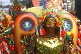 Peserta mengenakan kostum bertema Topeng Malangan dalam Karnaval Busana Etnik di Gondanglegi, Malang, Jawa Timur, Sabtu (11/11). Karnaval budana tahunan yang diikuti ribuan peserta tersebut diadakan untuk memberi wadah bagi para desainer muda untuk berkompetisi dan berkreasi menciptakan busana bertema budaya etnik nusantara. Antara Jatim/Ari Bowo Sucipto/uma/17.