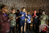 Direktur Eksekutif The Yudhoyono Institute (TYI) Agus Harimurti Yudhoyono (tiga kiri) berdoa untuk korban bencana saat mengunjungi museum tsunami di Banda Aceh, Aceh, Senin (13/11). Selain mengunjungi museum tsunami, AHY juga memberikan kuliah umum tentang mempertegas peran mahasiswa dalam pembangunan dan kemajuan bangsa menuju Indonesia Emas 2045 serta bertemu dengan para tokoh pemerintahan dan ulama di Provinsi Aceh. (ANTARA FOTO/Irwansyah Putra/pd)